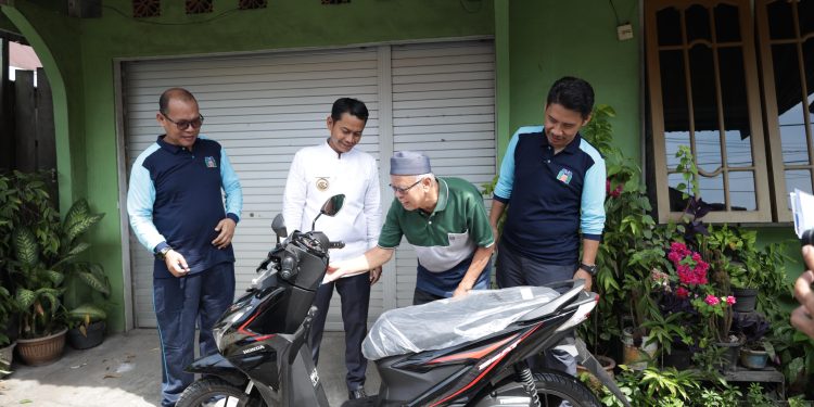 Wali Kota Banjarmasin Serahkan Hadiah Untuk Pelanggan Teladan PAM Bandarmasih