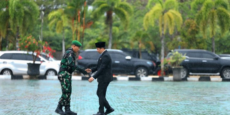 Bupati Andi Rudi Latif Pimpin Harkitnas dan HUT Proklamasi Pemerintahan ALRI Divisi 4 : Semangat Kebangkitan Nasional Tak Padam Meski Diguyur Hujan