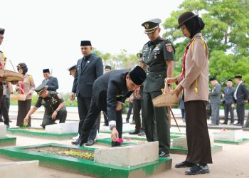Bupati Tanah Bumbu Ziarah ke Makam Pahlawan