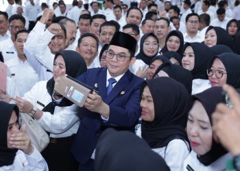 Bupati Andi Rudi Latif Serahkan SK Pengangkatan CPNS dan PPPK Tahun Formasi 2024 : Tegaskan Dedikasi dan Integritas