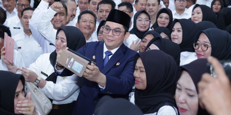 Bupati Andi Rudi Latif Serahkan SK Pengangkatan CPNS dan PPPK Tahun Formasi 2024 : Tegaskan Dedikasi dan Integritas