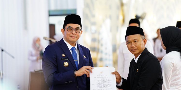 Bupati Andi Rudi Latif Resmi Melantik dan Ambil Sumpah Kepala Sekolah dan PPPK: Tekankan Empat Prinsip Penting