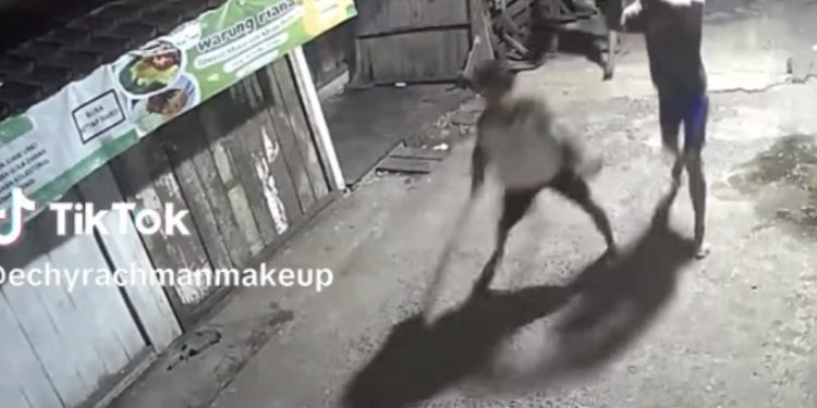 Tenteng Samurai, Aksi Serang Antargenk Malam Hari di Banjarmasin Terekam CCTV, Teriak Bahasa Luar
