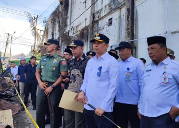 Bupati Andi Rudi Latif Berikan Bantuan Korban Kebakaran di Pelabuhan Samudera