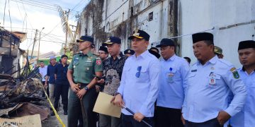 Bupati Andi Rudi Latif Berikan Bantuan Korban Kebakaran di Pelabuhan Samudera