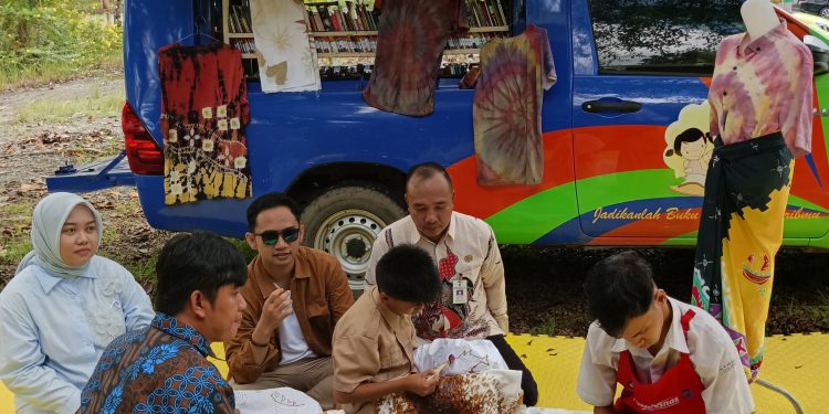 Pemkab Hadirkan Mobil Perpustakaan Keliling di SLB Tanah Bumbu