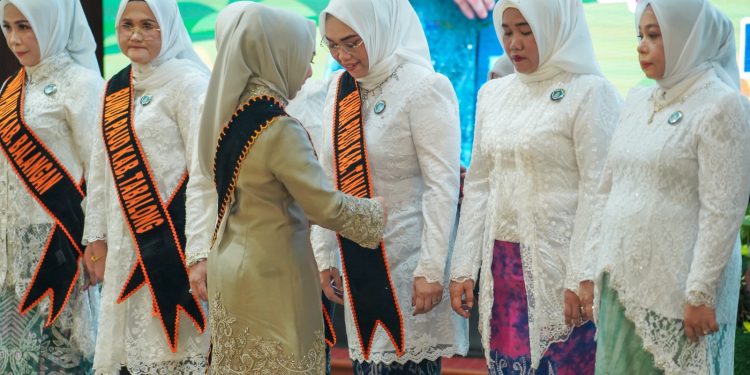 Andi Irmayani Rudi Latif Resmi Dikukuhkan Sebagai Bunda PAUD Tanah Bumbu Periode 2025–2030