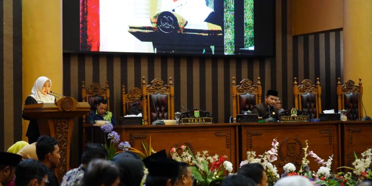 Bupati Tanbu Sampaikan Jawaban Terhadap Pemandangan Umum Fraksi DPRD Terkait Raperda Lingkungan Hidup dan Bangunan Gedung