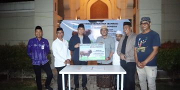 Bupati Andi Rudi Latif Salurkan Sapi Kurban Bantuan Presiden RI