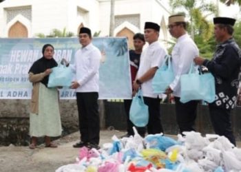 Bupati Tanbu Andi Rudi Latif, Bagikan Daging Kurban Bantuan Presiden Prabowo Subianto