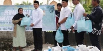 Bupati Tanbu Andi Rudi Latif, Bagikan Daging Kurban Bantuan Presiden Prabowo Subianto