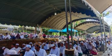 Wakili Bupati Andi Rudi Latif, Kabag Kesra Hadiri Peringatan Haul ke-38 Tuan Guru Zakaria di Desa Bakarangan