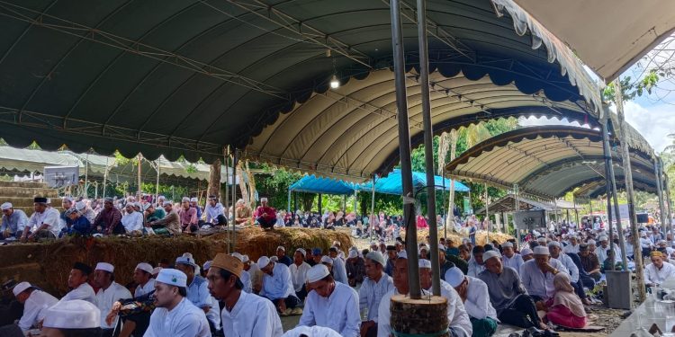 Wakili Bupati Andi Rudi Latif, Kabag Kesra Hadiri Peringatan Haul ke-38 Tuan Guru Zakaria di Desa Bakarangan