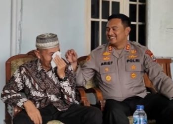 Purnawirawan AKP Roy Menangis Dikunjungi Kapolres