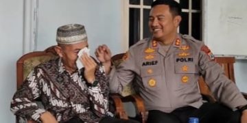 Purnawirawan AKP Roy Menangis Dikunjungi Kapolres