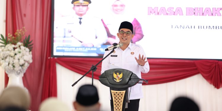 Bupati Andi Rudi Latif Lantik Pengurus GOW Tanah Bumbu 2025–2030