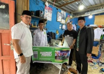 BAZNAS Tanah Bumbu Serahkan Mesin Jahit