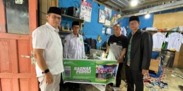 BAZNAS Tanah Bumbu Serahkan Mesin Jahit