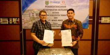 Bupati Andi Rudi Latif dan PT Wings Abadi Tandatangani MoU Peningkatan Konektivitas Udara Rute Batulicin–Makassar