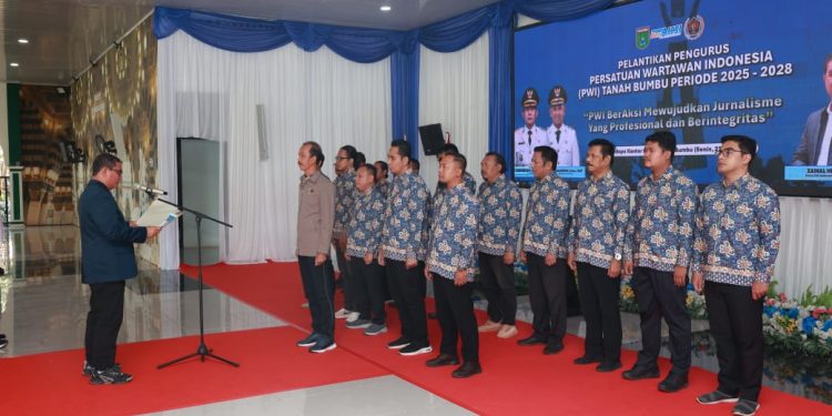 PWI Tanah Bumbu 2025–2028 Dilantik, Bupati Andi Rudi Latif Dukung Profesionalisme Wartawan sebagai Mitra Strategis Daerah