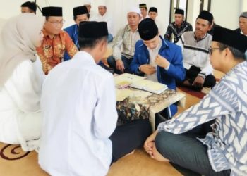 11 Pasangan di Kusan Hulu Nikah Massal, BAZNAS Tanah Bumbu Bantu Mukena