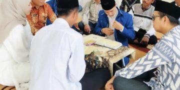 11 Pasangan di Kusan Hulu Nikah Massal, BAZNAS Tanah Bumbu Bantu Mukena