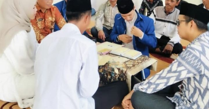 11 Pasangan di Kusan Hulu Nikah Massal, BAZNAS Tanah Bumbu Bantu Mukena