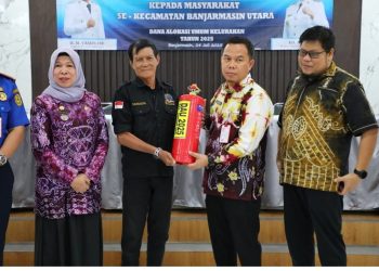 Sekda Kota Banjarmasin Serahkan Secara Simbolis Unit Sarana Prasarana Kelurahan Kepada Masyarakat