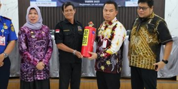 Sekda Kota Banjarmasin Serahkan Secara Simbolis Unit Sarana Prasarana Kelurahan Kepada Masyarakat