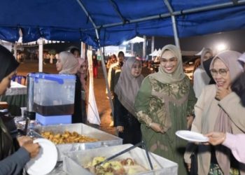 Ketua TP PKK Tanah Bumbu Tinjau Stand UMKM di Gerakan Aksi Serentak