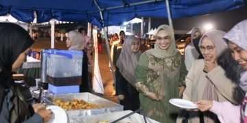 Ketua TP PKK Tanah Bumbu Tinjau Stand UMKM di Gerakan Aksi Serentak