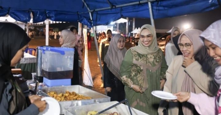 Ketua TP PKK Tanah Bumbu Tinjau Stand UMKM di Gerakan Aksi Serentak