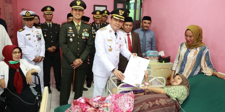 Bupati Andi Rudi Latif Kunjungi dan Gratiskan Pasien Melahirkan di RSUD pada 17 Agustus