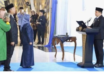 Bupati Andi Rudi Latif Lantik Yulian Herawati Sebagai Sekda Perempuan Pertama Tanah Bumbu