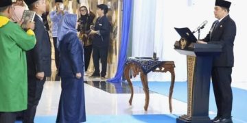 Bupati Andi Rudi Latif Lantik Yulian Herawati Sebagai Sekda Perempuan Pertama Tanah Bumbu