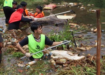 Relawan Rumah Zakat Bersihkan Sampah di Sungai Handil Bakti