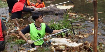 Relawan Rumah Zakat Bersihkan Sampah di Sungai Handil Bakti