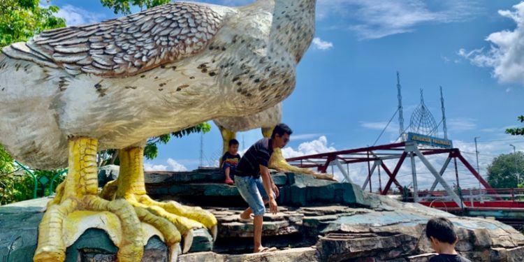 Jari Ceker-nya Sebesar Tubuh Orang Dewasa, Sepasang Bebek Jadi Ikon Kota di Utara Kalsel