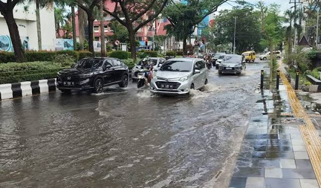 Hujan DuaJam Sore Hari, Jalan Utama Banjarmasin Tenggelam