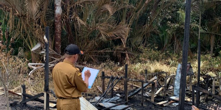 Pemkab Tanah Bumbu Salurkan Bantuan Logistik untuk Korban Terdampak Kebakaran di Desa Pulau Tanjung