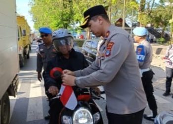 Polres Tanbu dan Jajaran Polsek Serta Forkopimda, Bagikan 1000 Bendera Merah Putih Sambut HUT RI