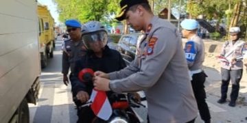 Polres Tanbu dan Jajaran Polsek Serta Forkopimda, Bagikan 1000 Bendera Merah Putih Sambut HUT RI