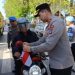 Polres Tanbu dan Jajaran Polsek Serta Forkopimda, Bagikan 1000 Bendera Merah Putih Sambut HUT RI