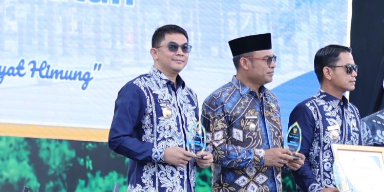 Hari Jadi ke-75 Provinsi Kalsel, Bupati Tanah Bumbu Terima Penghargaan Terbaik ke-2 Capaian Realisasi Investasi Terbesar di Kalsel