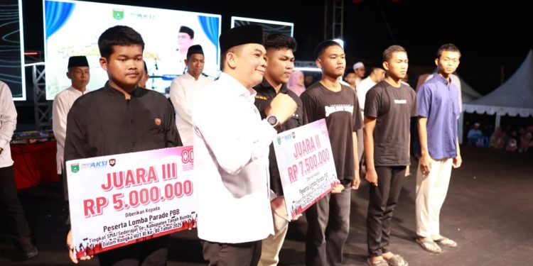 Ribuan Warga Bersatu dalam Shalawat, Bupati Tanbu Pimpin Aksi Tanah Bumbu Bershalawat untuk Keberkahan Bangsa