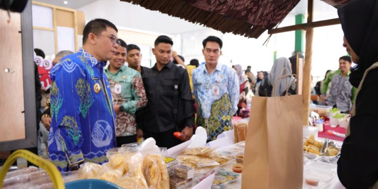 Bupati Andi Rudi Latif Resmi Tutup KKN Tematik FPIK Berdampak Sekaligus Tinjau EXPO Hasil KKN di Tanah Bumbu