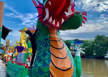 Diguyur Hujan Jelang Puncak Parade Jukung Hias Banjarmasin 2025, Para Desainer Kejar Finishing