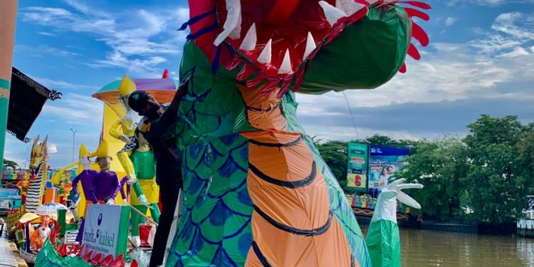 Diguyur Hujan Jelang Puncak Parade Jukung Hias Banjarmasin 2025, Para Desainer Kejar Finishing