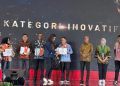 Tanah Bumbu Terima Penghargaan Stand Kategori Inovatif di AOE 2025