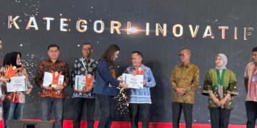 Tanah Bumbu Terima Penghargaan Stand Kategori Inovatif di AOE 2025